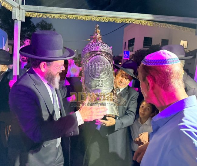 הרב שמעוני בצלאלי הרב עוזיאל אדמוני הכנסת ספר תורה חיי עולם רמת השרון אב תשפו (19)