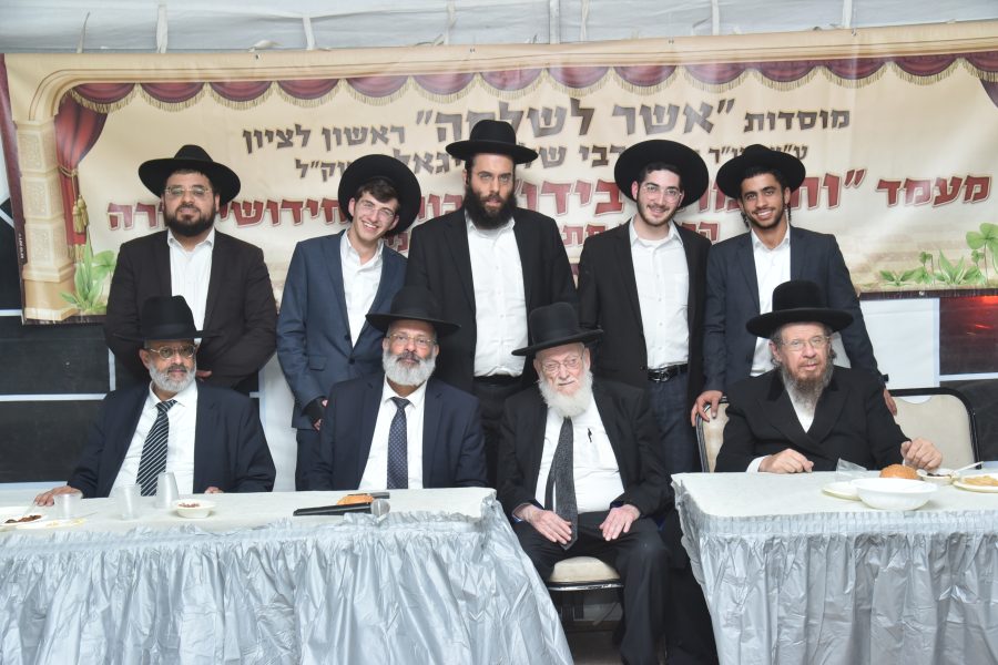 הרבנים עם החתן במרכז והסגנים