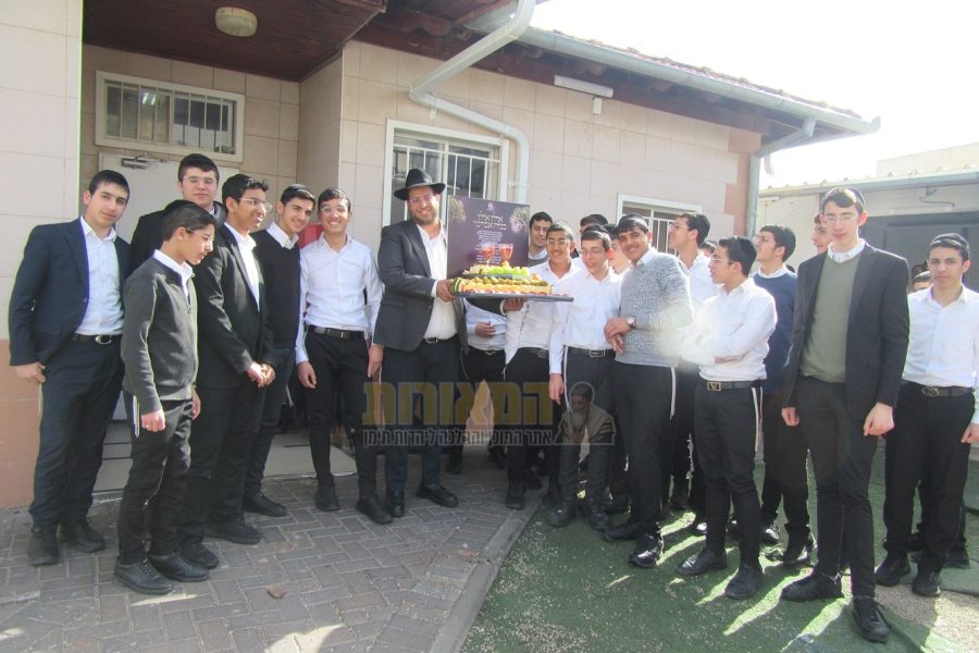 חלוקת-מגשי-פירות-למען-תורתך-הרב-איתמר-כרמי-בית-שמש-טו-בשבט-תשפה-7