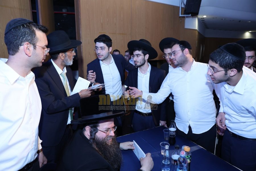 חלוקת-מלגות-הרב-אשר-שוקר-פתח-תקוה-תשרי-תשפה-22