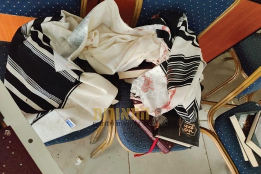 טלית (תימנית) מוכתמת בדם בבית הכנסת שבחצר משפחת דחבש בנתיבות | מתוך גליון 'וכל מאמינים'