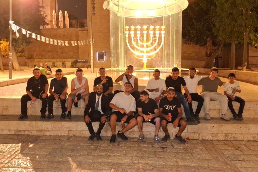 נערי המדרשיה בכותל המערבי בתפילה (4)