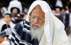 מרן הגר"פ שליט"א בעצרת התעוררות ואשמורות שנערכה בהיכל ישיבת 'נזר ישראל' - מוצ"ש נצבים תשפ"ה | צילום: יהודה פולק