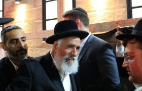 מרן הגאב"ד שליט"א בעצרת המחאה שנערכה בבני ברק - תמוז תשפ"ו | צילום: אריאל סר
