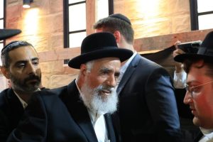 מרן הגאב"ד שליט"א בעצרת המחאה שנערכה בבני ברק - תמוז תשפ"ו | צילום: אריאל סר