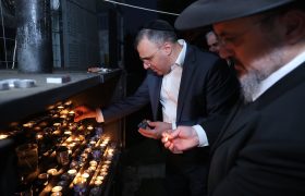 ח"כ משריקי מדליק נר בציון הצדיק מעג'ור, לאחר סיור שערך בשבוע שעבר | צילום: נועם אליהו