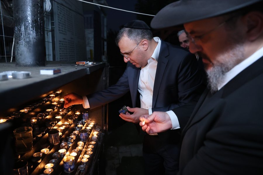 ח"כ משריקי מדליק נר בציון הצדיק מעג'ור, לאחר סיור שערך בשבוע שעבר | צילום: נועם אליהו