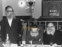 רבי יוסף שמן - רבה של הרצליה, עם רבי יחיאל גורדון - ראש ישיבת לומז'א, ורבי גרשון חנוך פישמן - מרבני הרצליה | מתוך ספר 'המאור הגדול'