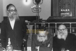 רבי יוסף שמן - רבה של הרצליה, עם רבי יחיאל גורדון - ראש ישיבת לומז'א, ורבי גרשון חנוך פישמן - מרבני הרצליה | מתוך ספר 'המאור הגדול'