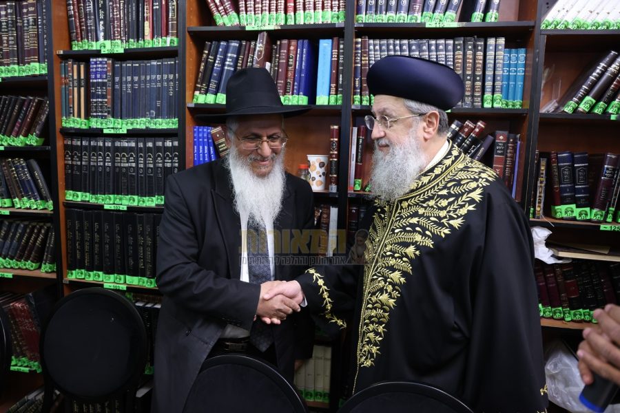 הג"ר יורם סרי עם הראשל"צ הגר"ד יוסף - זאת חנוכה תשפ"ה | צילום: שמואל דריי