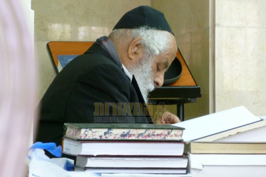 שקוע-בתלמודו-עם-ספריו-עמודי-עולם-הרב-שלמה-טובים