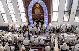 תפילת שחרית וברכת כהנים המרכזית עטרת אלעזר מודיעין עילית חוהמ פסח תשפו צילום דוד שווץ (20)