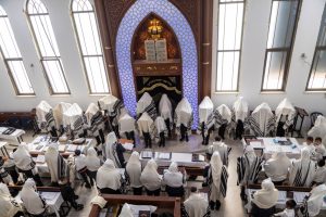 תפילת שחרית וברכת כהנים המרכזית עטרת אלעזר מודיעין עילית חוהמ פסח תשפו צילום דוד שווץ (20)