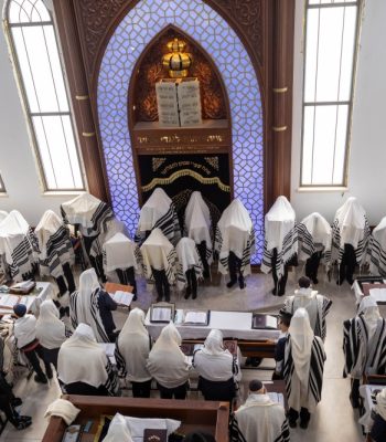 תפילת שחרית וברכת כהנים המרכזית עטרת אלעזר מודיעין עילית חוהמ פסח תשפו צילום דוד שווץ (20)