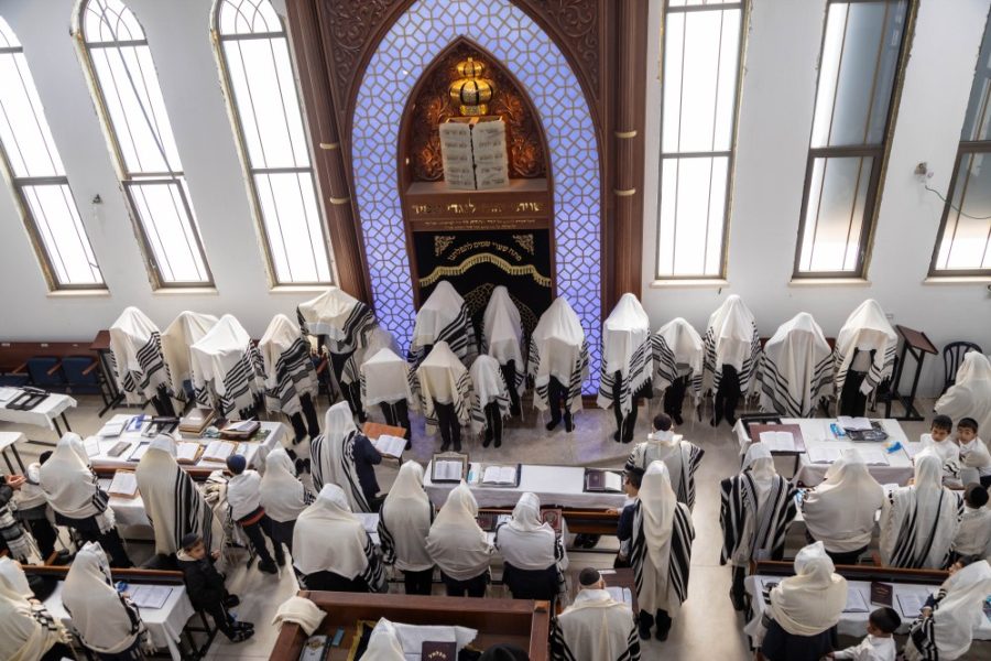 תפילת שחרית וברכת כהנים המרכזית עטרת אלעזר מודיעין עילית חוהמ פסח תשפו צילום דוד שווץ (20)